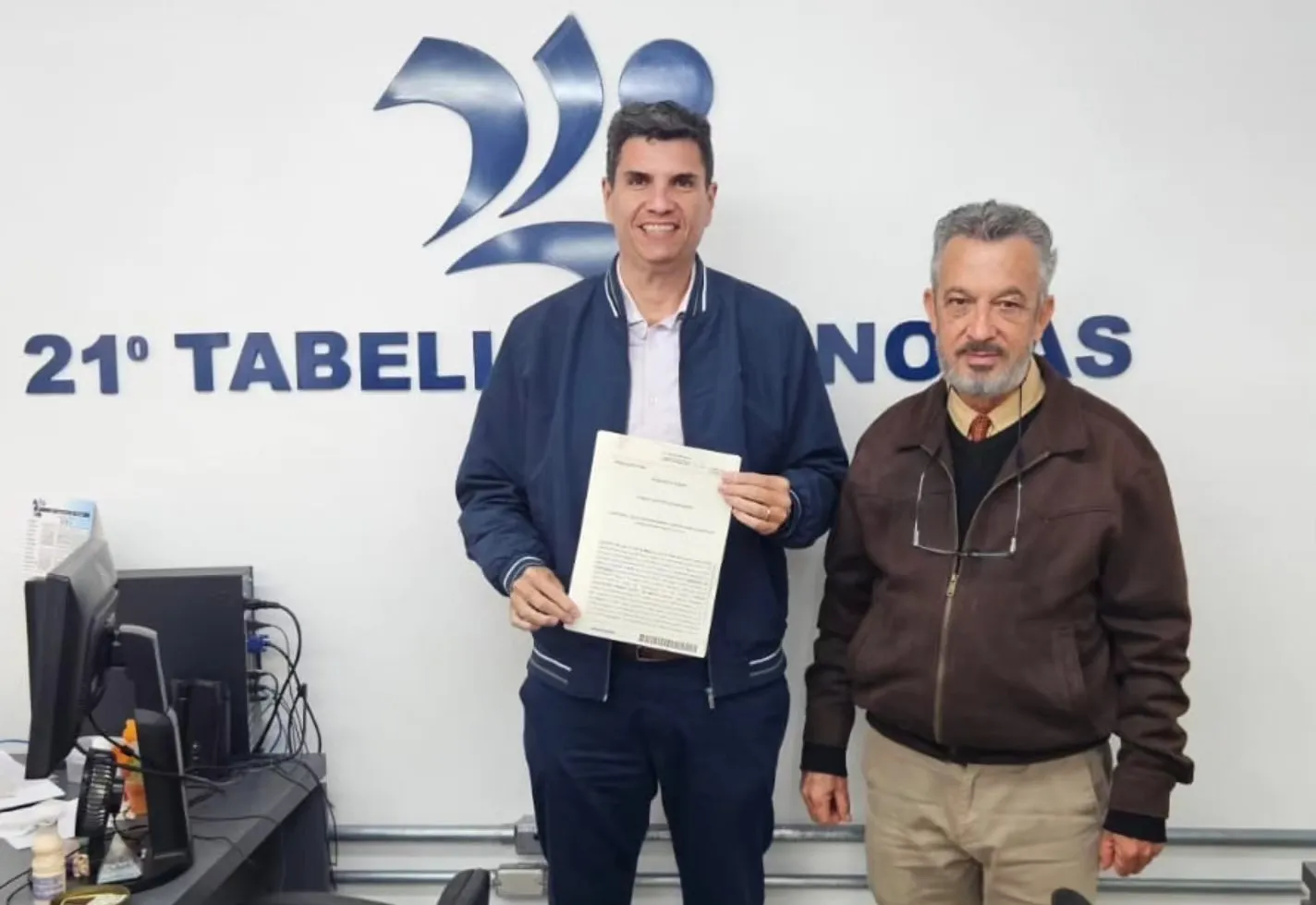 PREFEITO ASSINA ESCRITURA DE POSSE DO TERRENO DAS CASAS DA CDHU
